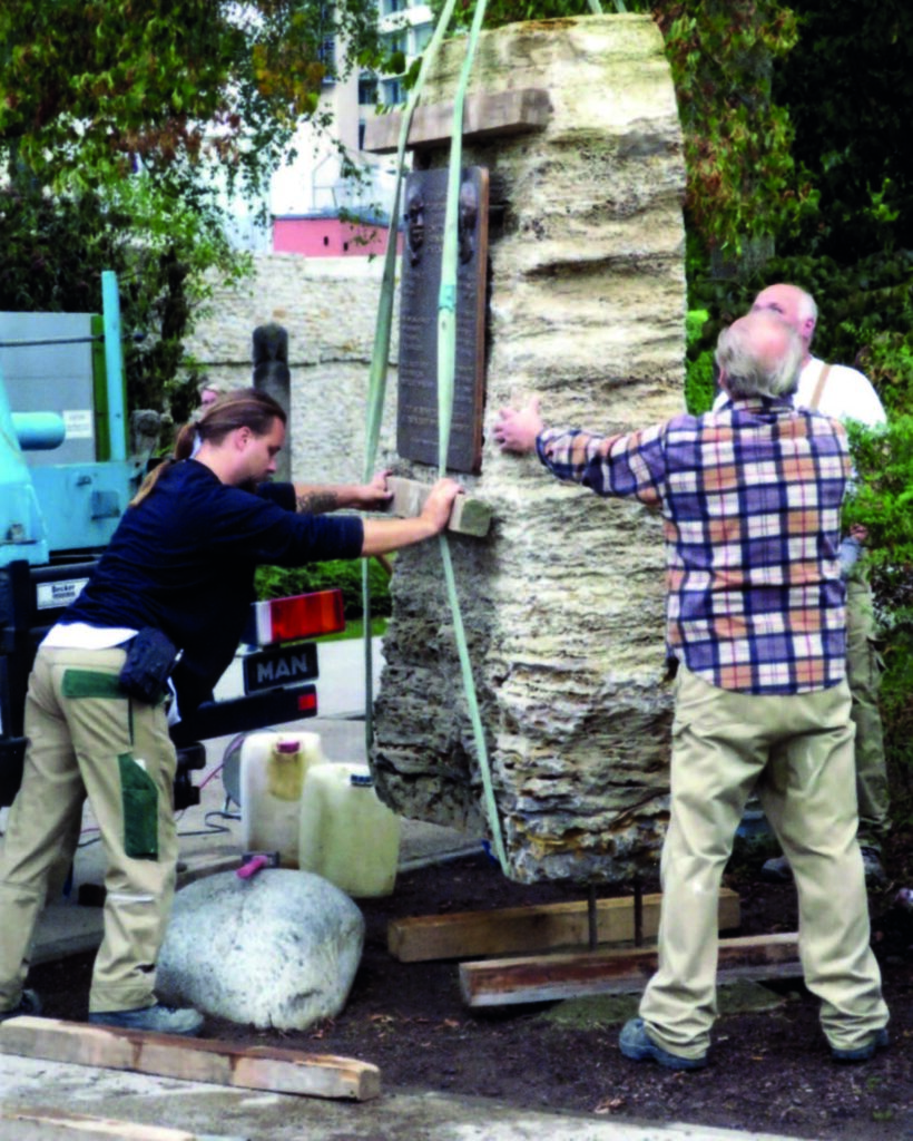 Stele für Geheimräte Errichtung des Denkmals im Châteaudunpark