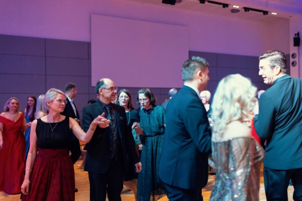 082616-24-01-27-02-Harmonieball-Schweinfurt